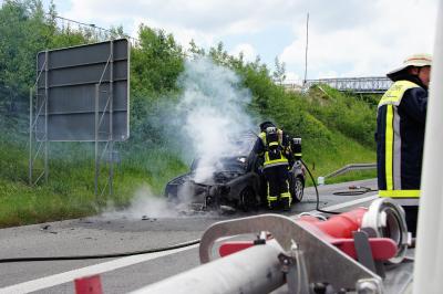 Kirchheim: Auf der A8 brennt ein Pkw total aus